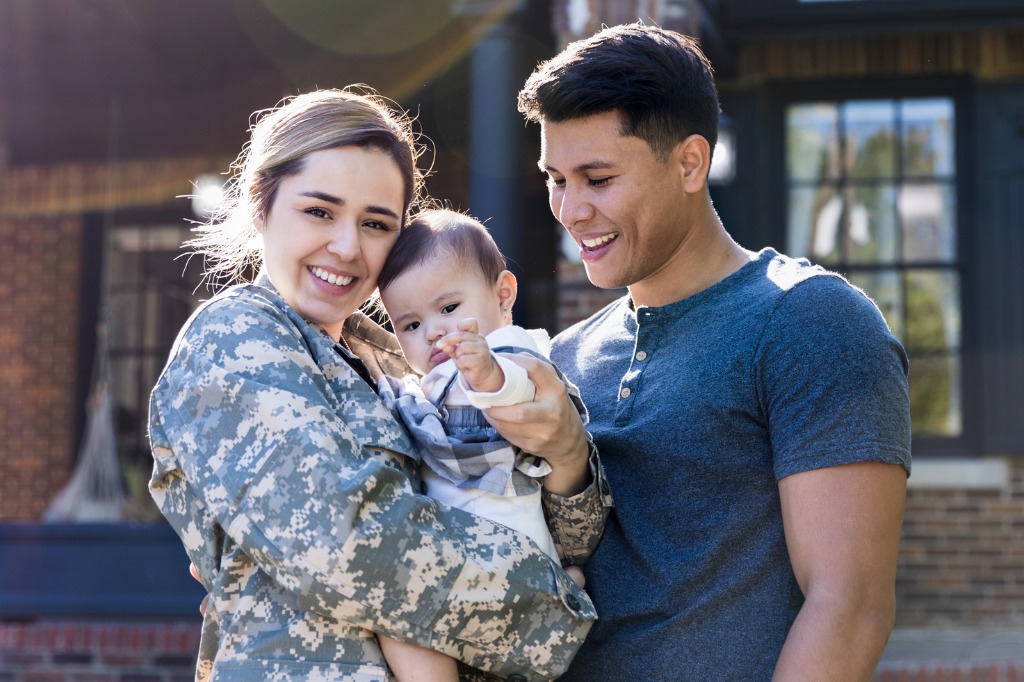 happy-female-soldier-with-her-family-picture-id1188487430